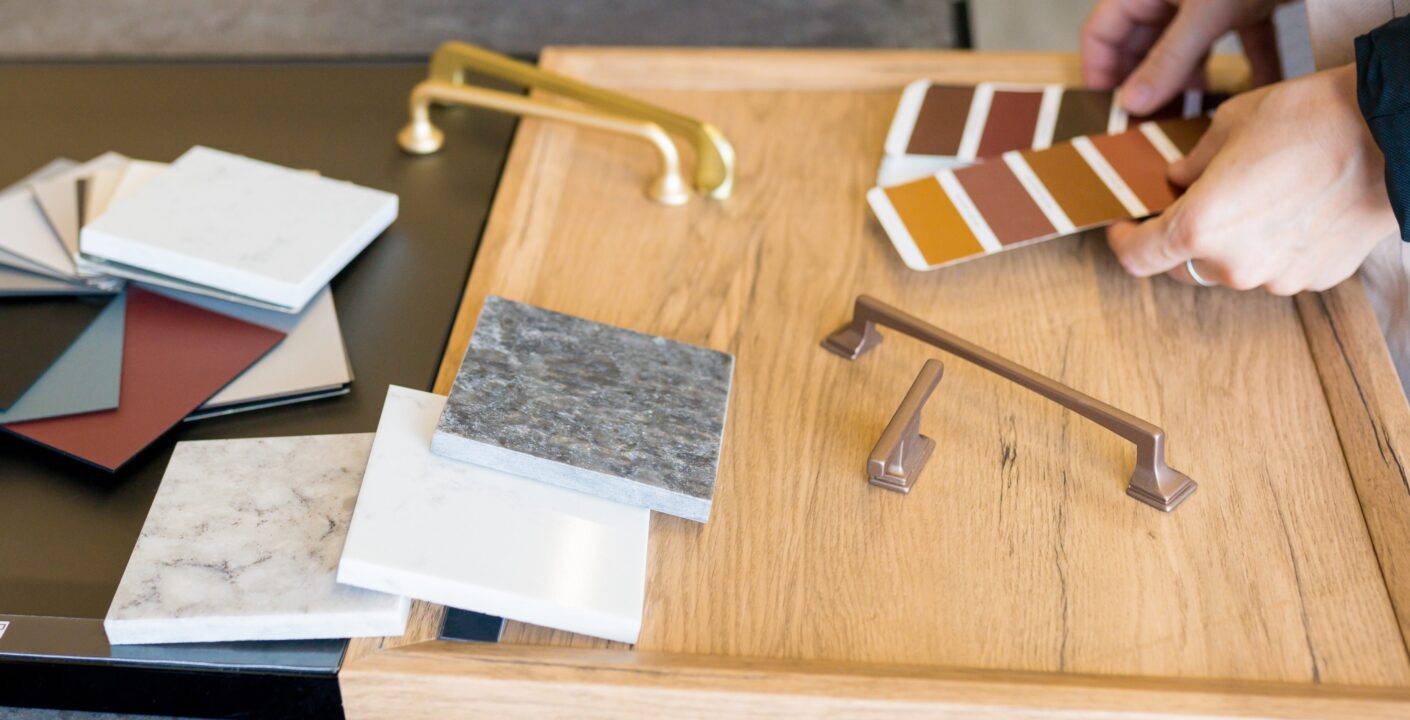 Rifiniture di interni con carta da parati e pavimentazioni decorative per ambienti moderni