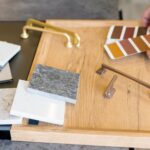 Rifiniture di interni con carta da parati e pavimentazioni decorative per ambienti moderni