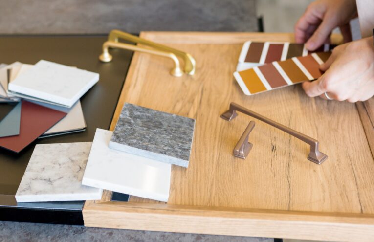 Rifiniture di interni con carta da parati e pavimentazioni decorative per ambienti moderni